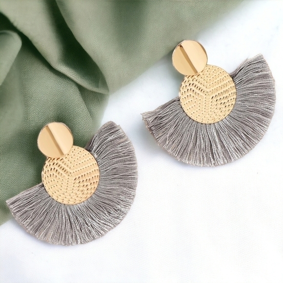 🆕️Boho Chic Gold & Grey Tassel Fringe Fan Earrings 🌿 Trendy Statement Earrings - Picture 1 of 9